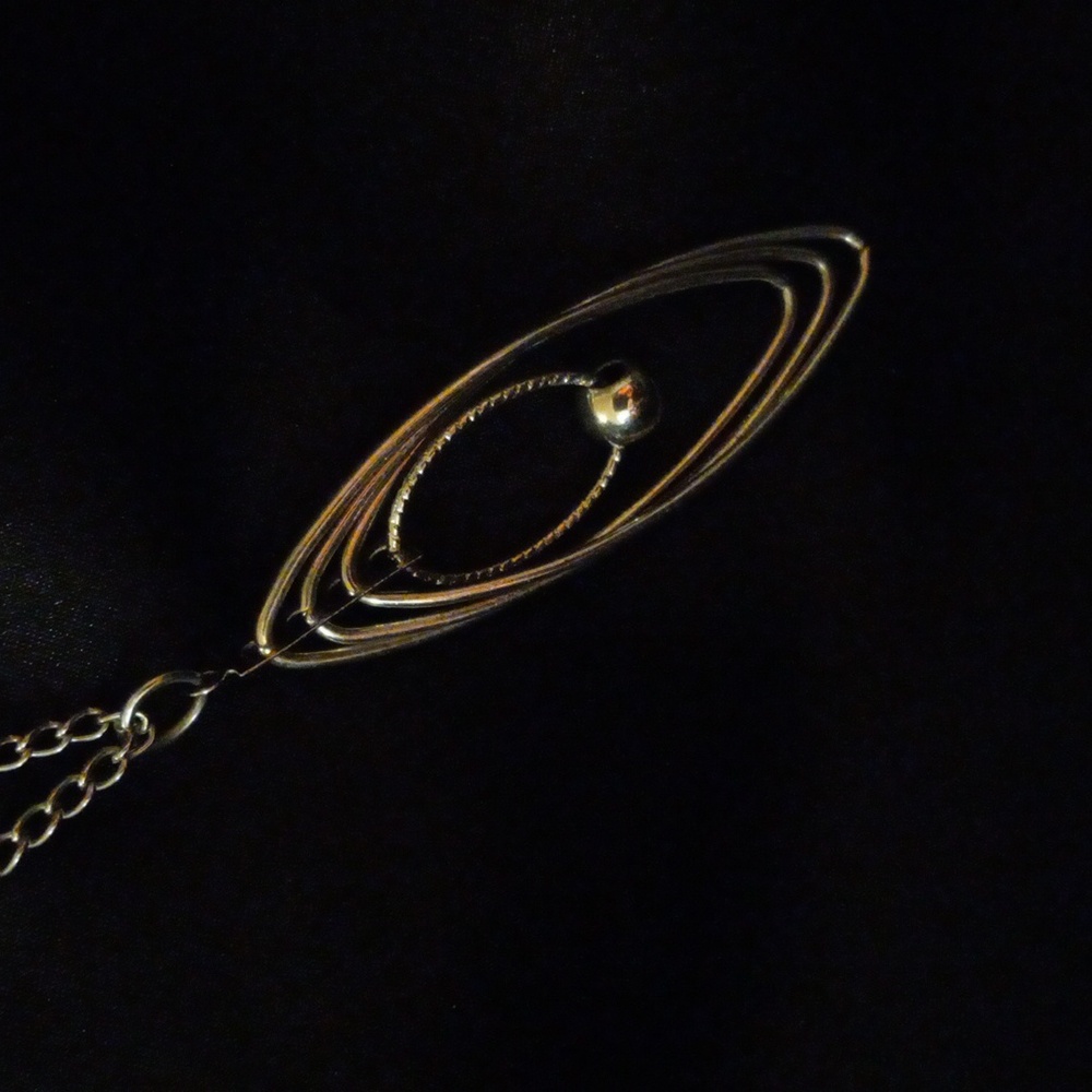 Silver Tone curb necklace with 4 layer of ovals with a silver tone bead